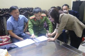 Nguyễn Văn Thọ (ngoài cùng, bên trái) vừa bị khởi tố vì xây dựng trái phép, làm chết người. Ảnh: VOV.