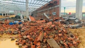 Hiện trường vụ sập tường nhà máy ở khu công nghiệp Nhơn Hòa, thị xã An Nhơn ngày 15/9/2022 khiến 5 người chết, 6 người bị thương.